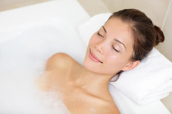 woman-relaxing-in-the-bath