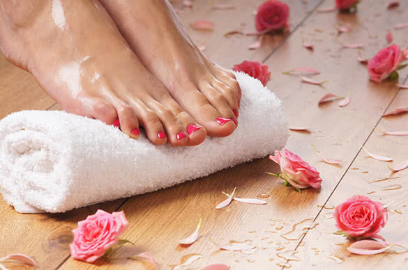 woman-wet-feet-on-a-towel-with-roses