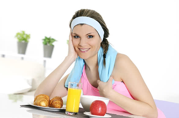 young-athletic-woman-having-breakfast