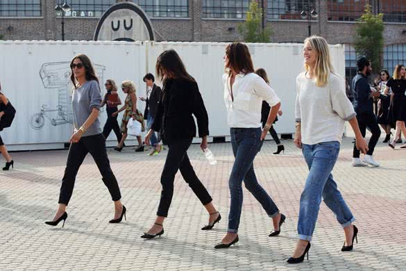 4 girls wearing jeans