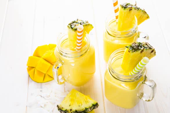 Refreshing Mango and Pineapple Smoothie