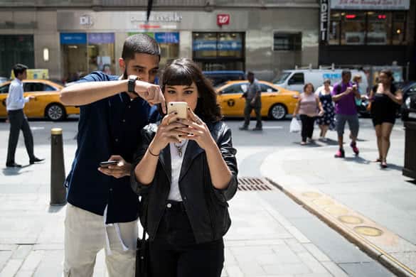 couple-playing-pokemon-go-app