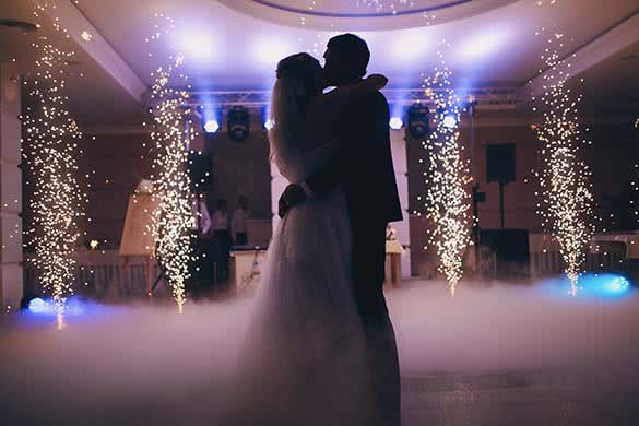 couple dancing on wedding