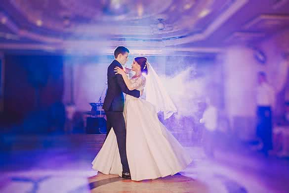 couple dancing on a wedding