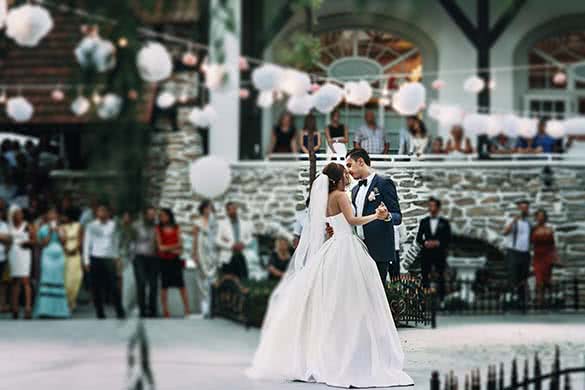 couple dancing on a wedding