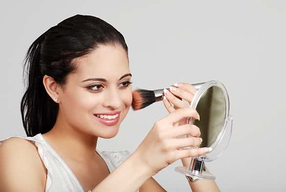 woman applying makeup