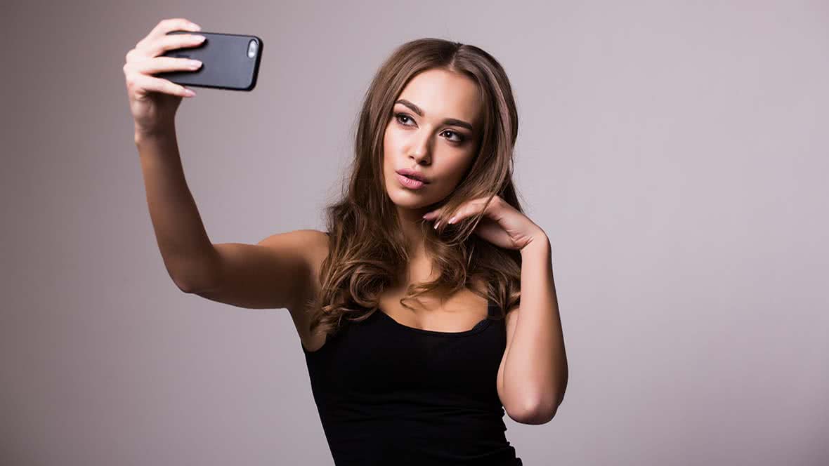 Как правильно делать селфи на телефон девушки лицо на фото