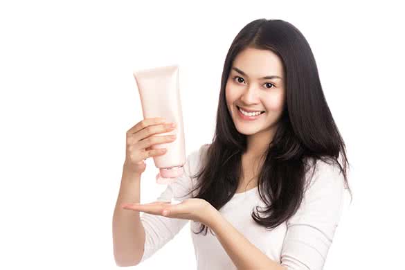 asian woman using a leave-in conditioner