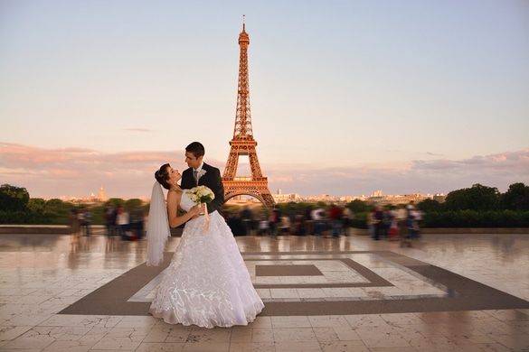 wedding couple kissing in paris