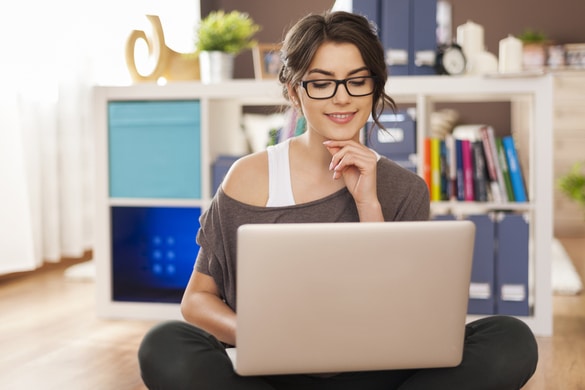 woman studying at the laptop